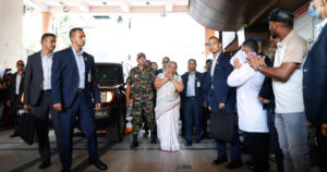 प्रधानमन्त्री कार्की जेनजी आन्दोलनका घाइतेलाई भेट्न अस्पतालमा