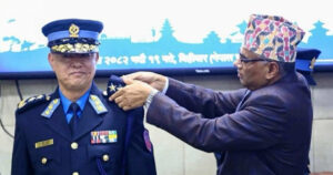 नवनियुक्त प्रहरी महानिरीक्षक खापुङलाई दर्ज्यानी चिन्ह प्रदान