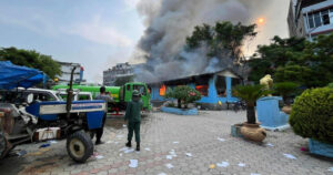 प्रदर्शनकारीले जलाए इटहरी उपमहानगरपालिका कार्यालय भवन