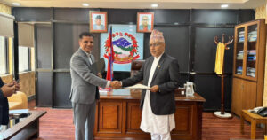 अर्थमन्त्रीसमक्ष बिमा प्राधिकरणका अध्यक्षको शपथ