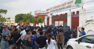 रुपन्देहीमा कांग्रेस नेता बालकृष्ण खाँणको घर तोडफोड, कांग्रेस र एमाले कार्यालय तोडफोड तथा गाडीमा आगजनी