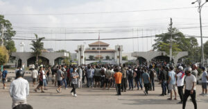 कर्फ्यु अवज्ञा गर्दै संसद भवन अगाडि प्रदर्शन