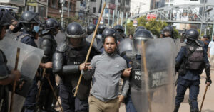 पक्राउ पर्न थाले प्रदर्शनमा उत्रिएका युवा (तस्वीरहरु)