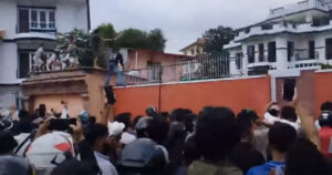 देउवा निवास पुगे आन्दोलनकारी, गेट तोडफोड