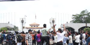 प्रदर्शनकारी संसद भवन प्रवेश, तोडफोट र आजगनी गर्दै