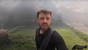 आन्दोलनको आगोबीच चर्चित भएका ब्रिटिश ट्राभल भ्लगर