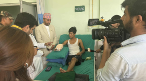 जेनजी आन्दोलनका घाइतेलाई भेट्दै सञ्चारमन्त्रीले भने- तपाईंहरूसँगै देशको पनि उपचार गर्ने हो