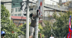 जेनजीको जुलुसमा सहभागीले च्याते प्रधानमन्त्री ओलीको फोटो