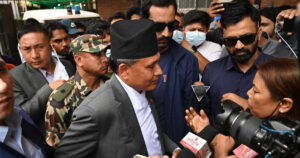 शपथपछि आन्दोलनका घाइते भेट्न कुलमान अस्पतालमा