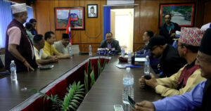 दशैंको मुखमा पहिरोले सडक अवरुद्ध भएपछि भाैतिक पूर्वाधारमन्त्रीले बाेलाए आकस्मिक बैठक