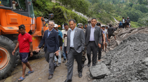 मन्त्री कुलमान घिसिङले आज झापाको डुबान प्रभावित क्षेत्र अवलोकन गर्दै