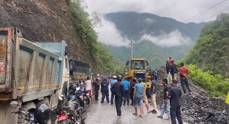 ९ दिनपछि सञ्चालनमा आयो भेरी करिडोरको सडक, जोखिम कायमै