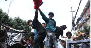 पर्खाल चढेर संसद् भवन छिर्ने प्रयासमा जेन-जी, नियन्त्रणमा लिन प्रयास गर्दै सुरक्षाकर्मी