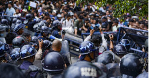 प्रहरीको घेरा तोड्दै संसद् भवनभित्र छिरे जेनजी