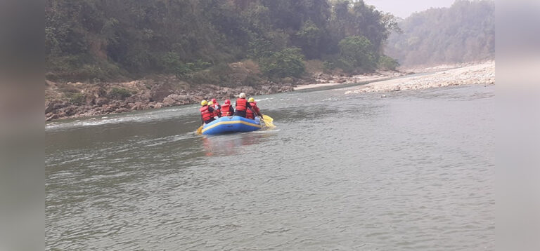 कारसहित सुनकोसीमा बेपत्ता ३ यात्रुको खोजीमा गोताखोर परिचालन