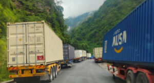 तातोपानी भन्सार नाकाबाट दशैंका सामान ल्याउन सुरु