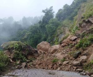 पहिरो खसेपछि कुलेखानी–फाखेल सडकखण्ड अवरुद्ध