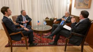 गाजा शान्ति योजना अनुमोदन, हमासले जीवित रहेका २० बन्धकलाई ७२ घण्टापछि रिहा गर्ने