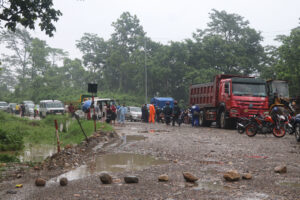 सुकुना र काली खोलाको बाढीले पूर्वपश्चिम राजमार्ग अवरुद्ध, ४०० बढी विस्थापित