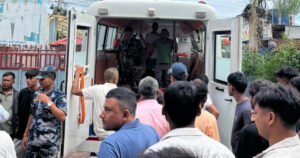 खयरमारा बस दुर्घटना : घाइते ४ जनालाई हेलिकोप्टरबाट काठमाडौं पठाइँदै