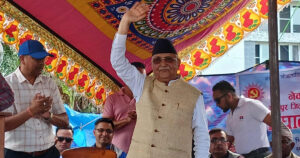 झण्डै एक घण्टापछि प्रहरी र कार्यकर्ताकाे उच्च सुरक्षासहित कार्यक्रमस्थल पुगे ओली