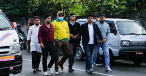 बालेन र सुधनविरूद्ध जाहेरी लिएर प्रहरी परिसर पुग्यो अखिलको टोली