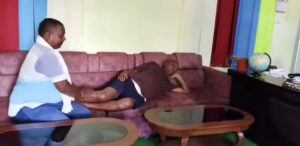 पालिका प्रमुखले कार्यबाहक वडाध्यक्षलाई खुट्टामा मालिस गराएपछि…