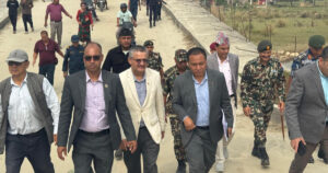 १४ वर्षदेखि अलपत्र पारिएको कन्काई पुलको निरीक्षणमा पुगे कुलमान