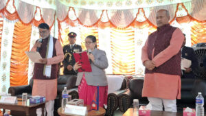 नवनियुक्त मुख्यमन्त्री सोनलले लिए शपथ