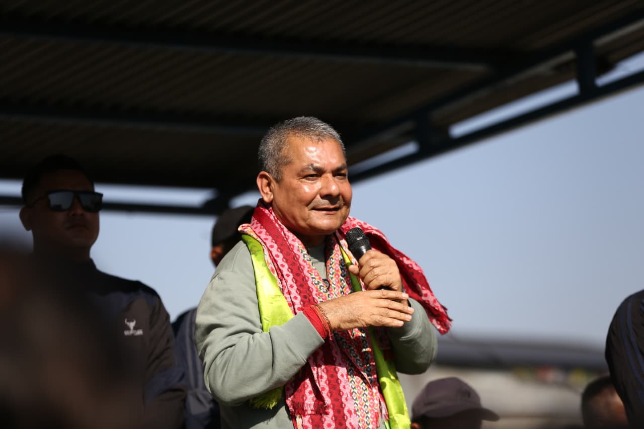 बालेनलाई दुर्गा प्रसाईंको चुनौती– सुकुमवासी बस्ती घिनलाग्दो छ भने राम्रो घर बनाइदिनुस्