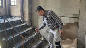 जलेको घरको खरानी उठाउँदै हितेन्द्रदेवले लेखे– चरक्कै मुटु चर्कियो, मैले के बिराएँ ?