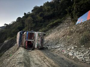 कान्तिलोकपथमा औषधि बोकेको ट्रक ब्रेकफेल भई दुर्घटना, सडक पूर्ण अवरुद्ध