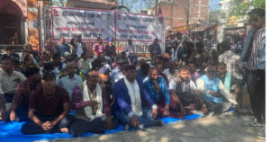 मधेसका मुख्यमन्त्री यादवलाई काम गर्न दिन माग गर्दै जनकपुरधाममा धर्ना