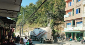 ठेक्का सम्झौता तोडिएपछि मरिण डाइभर्सनबाट सामग्री उठाउँदै निर्माण कम्पनी