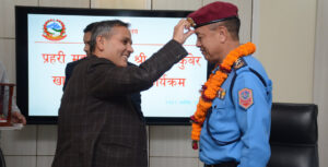 गृहमन्त्री अर्यालले गरे आईजीपी खापुङलाई बिदाइ