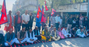 मधेश भवन अगाडि आज पनि सांसदहरु धर्नामा