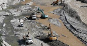 सुख्खा पहिरो गएपछि ३ दिनदेखि बिपी राजमार्ग अवरुद्ध, डाइभर्सन बनाइँदै