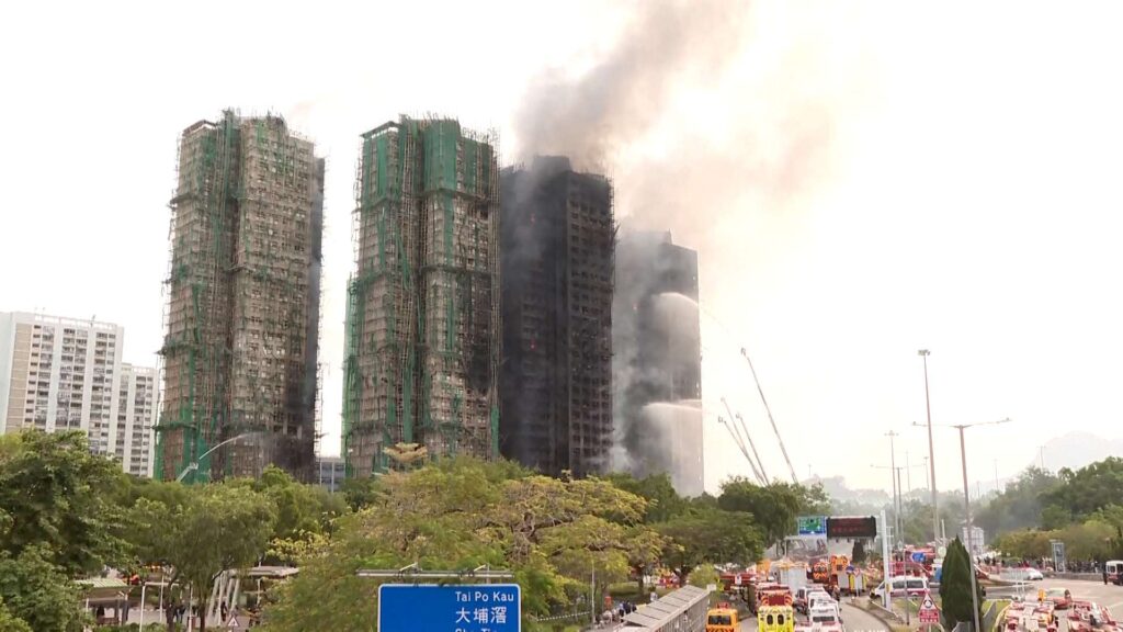 हङकङ आगलागीमा १२८ जनाको मृ*त्यु पुष्टि, थप १६ श*व निकाल्ने प्रयासमा उद्धारकर्ता