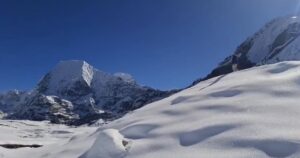 यलुङ रि हिमाल आरोहणमा हराएकाको खोजीकार्य स्थगित, पाँच जना अझै बेपत्ता