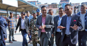 सञ्चारमन्त्रीले चलाए बसपार्कमा राखिएको फ्रि-वाईफाई