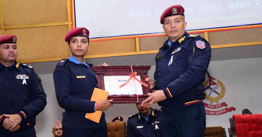 ‘सर्वोत्कृष्ट प्रहरी’ प्रसनी रागनी यादव आइजीपी कार्कीबाट ४० हजार नगदसहित सम्मानित