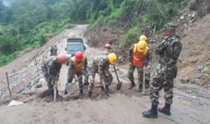 मेची राजमार्ग सञ्चालन गर्न सडक मर्मतमा नेपाली सेना