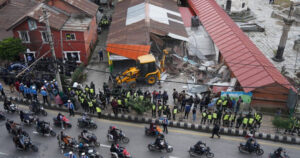 थापाथलीको ट्राफिक बिट भत्काउन पुग्यो महानगरको डोजर