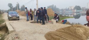 लामो समयदेखि भ्वाङ परेको पुल स्थानीयको श्रमदानमा मर्मत