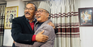 दुई राप्रपाबीच एकता गर्ने सम्झौतामा हस्ताक्षर, लिङ्देन र थापाले खुसी हुँदै मारे अँगालो