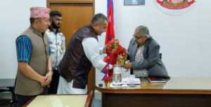 सिंहदरबारमा दुर्गा प्रसाईं, प्रधानमन्त्रीलाई दिए दुर्गाको मुर्ति