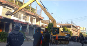 सडक विस्तार गर्न हेटौंडामा बिहानैदेखि डोजर