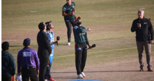 टस जितेर कर्णाली याक्सले बलिङ गर्दै