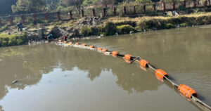 बागमती नदीमा तैरिने फोहोर पदार्थहरू संकलन गर्न ट्रास बेरियर राखियो