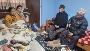 झलनाथ खनालकी पत्नीको स्वास्थ्य बुझ्न प्रचण्ड र माधवकुमार डल्लु पुगे